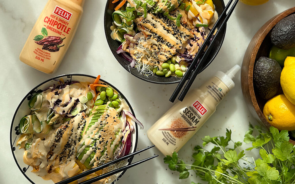 Asiatisk pokèbowl med lax och Felix sesamdressing och Felix Chipotle dressing.