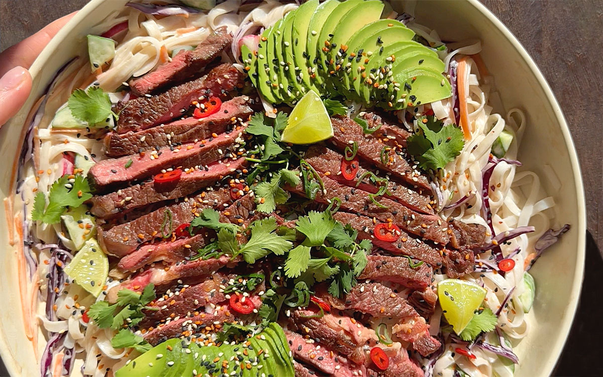 Krämig biffnudelsallad toppad med avokado, chili, koriander och Felix mörkrostade sesamdressing.