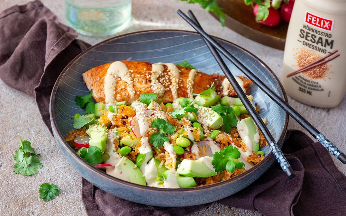 Bowl med crispy rice salad med lax, avokado, koriander toppad med Felix mörkrostade sesamdressing.