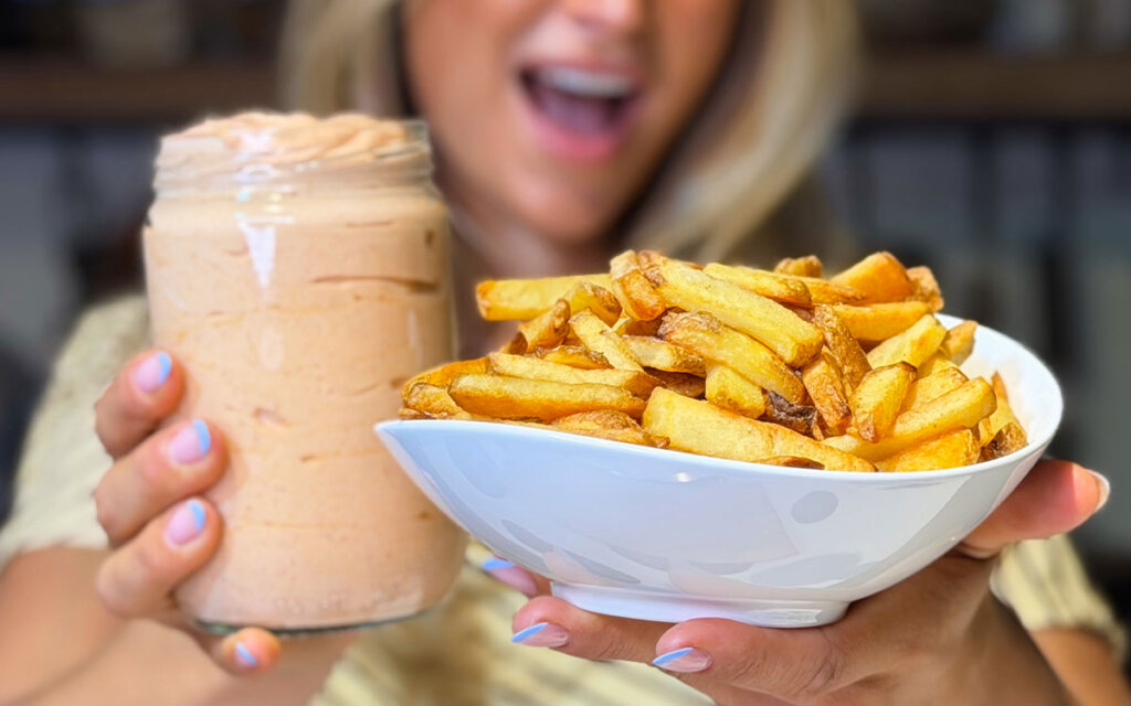 Burk med hemmagjord Raising Cane's sås med Felix krispiga pommes.