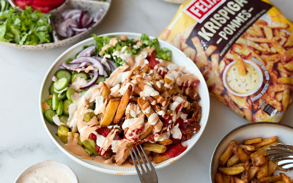 Hemmagjord kebabtallrik med Felix krispiga pommes och grönsaker.