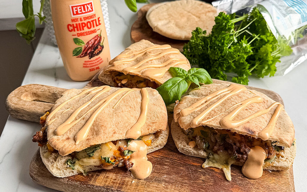 Tacocalzones gjorda av pitabröd fyllda med tacofärs, majs och ost toppad med Felix Hot & Smokey Chipotledressing.