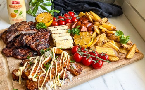 Grillboard med grillad majs, kött, halloumi, tomater, citron, pommes och Felix Bearnaisesås