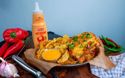 Grilled cheese macka med chips Felix heta kebabsås.