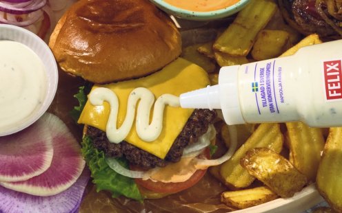Klassisk hamburgare med cheddarost och annan topping - Felix