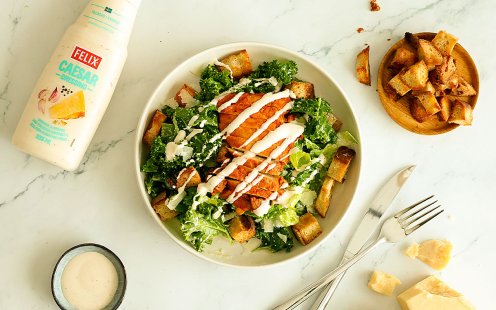 Kale ceasarsallad med kyckling och Felix Ceasar dressing, brödkrutonger, parmesan.