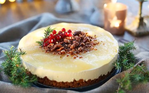 Pepparkakscheesecake med äppelmos och kanderade nötter.