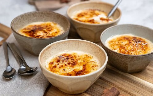 Skålar med risgröt brûlée med knäckigt lager av bränt socker.