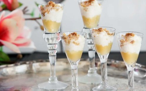 Felix risgrynsgröt serverade i vackra småglas med äpplemos och hackade nötter.