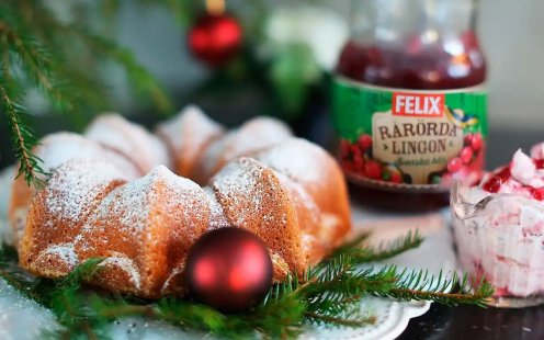 Mjuk saffranskaka med fluffig lingongrädde.