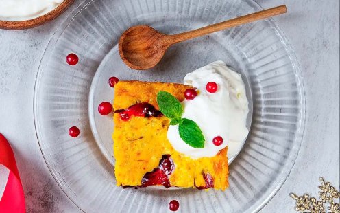 Tallrik med saffranspannkaka med lingonswirl och en klick vispad grädde.