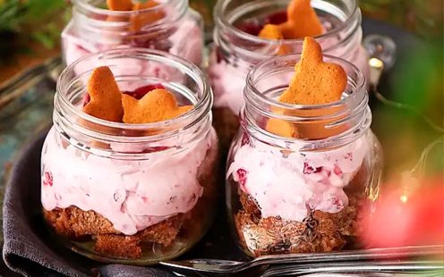 Cheesecake i glas med mjuk pepparkaka och lingon