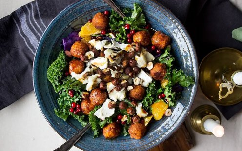 Julsallad med grönkål, getost, apelsin, hasselnötter och vegobullar.