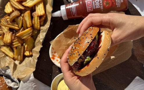 Korean fried chicken burger med Felix BBQ Sås & Glaze och Felix Pommes Chips