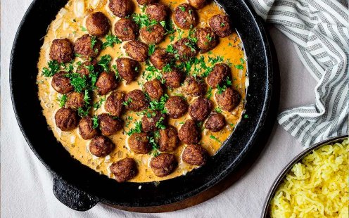 Stekpanna med köttbullar i gräddsås med hackad persilja.