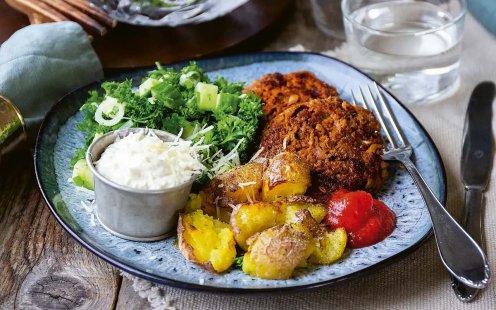Tallrik med vegofärsbiffar med krossad potatis, parmesankräm och persiljesallad.